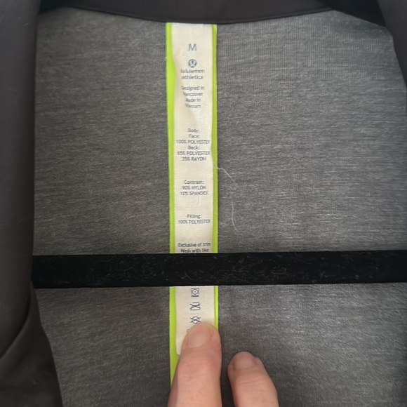 Lululemon Men’s Outer Blazer, black, with lightweight quilted sleeves - Picture 9 of 10